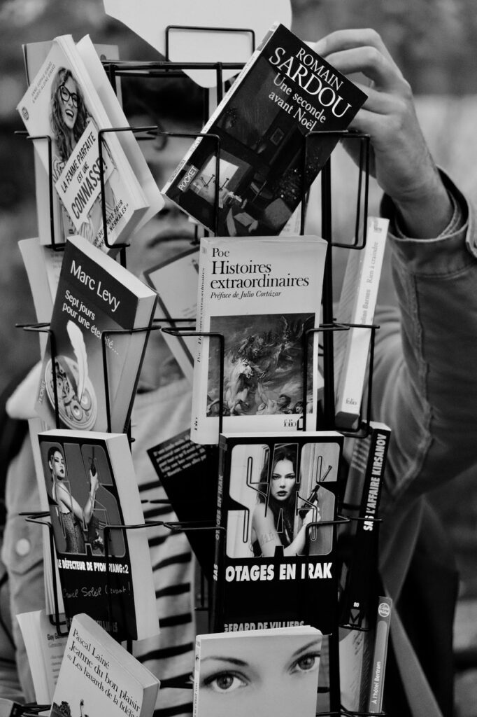 g0375bbc9863b6014744c5a7f68048f6d62ac713b767cc4485b459c6cc35e75ac07f6bb7c299a3e9cbbbfdfd4a0d4f0e06dbb49351667bc921349dd7af255dc43 1280 4652690 unknown, street, books, choose, man, city, black, urban, sidewalk, shelf, wearing, people, vintage, person, architecture, pavement, building, travel, read, culture, publicity, shops